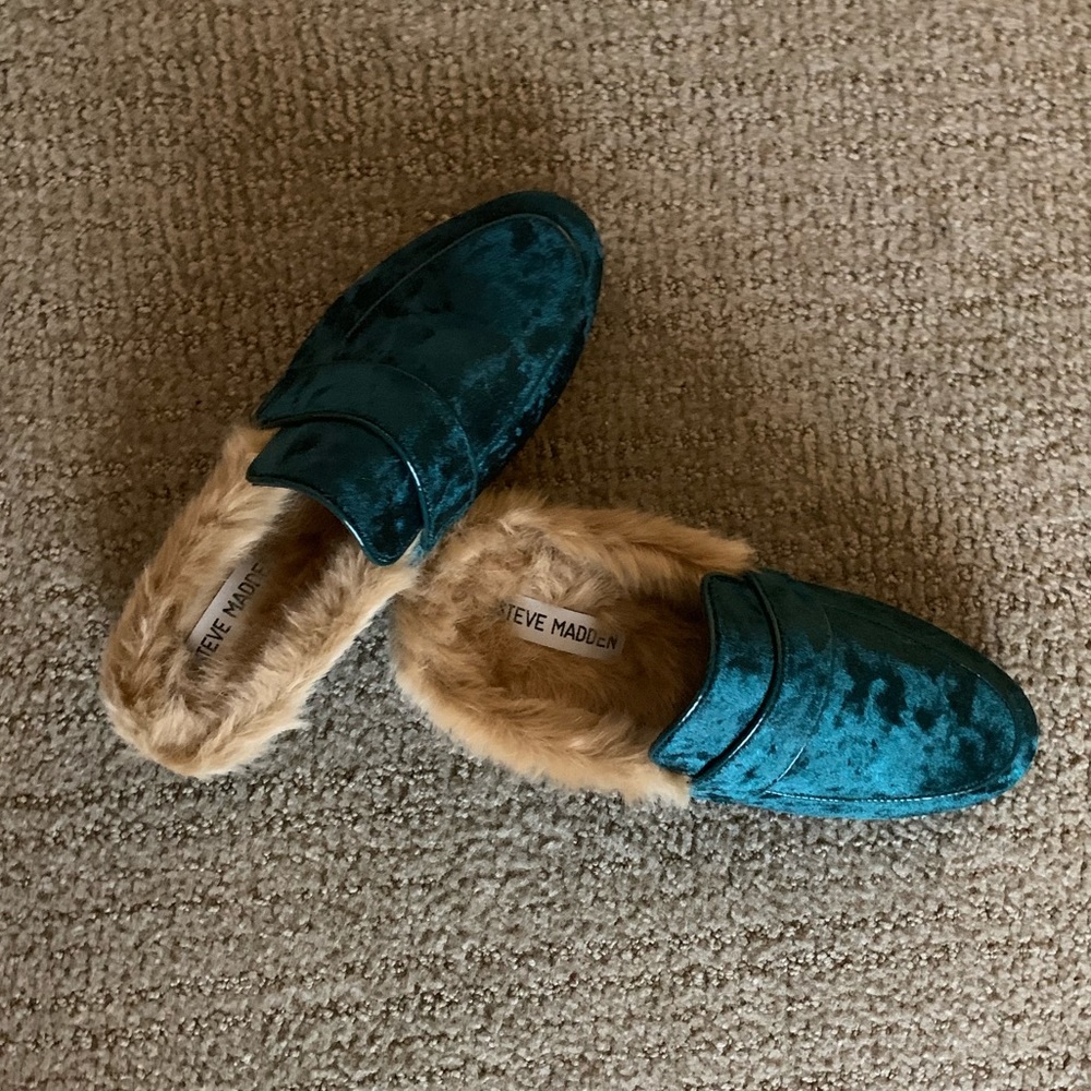 NEVER WORN STEVE MADDEN FUR MULES!!!